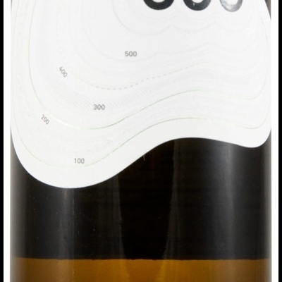Garrafa de vinho branco com rótulos branco e verde com texto e número 600.