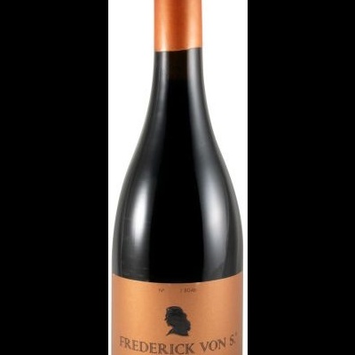 Garrafa de vinho tinto com rótulo castanho e cápsula cobre
