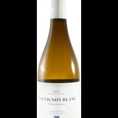 Garrafa de vinho branco Sauvignon Blanc 2025 com rótulo branco da Casa Relvas