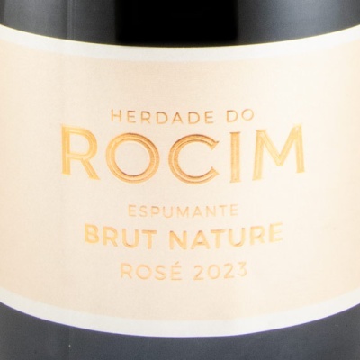 Rótulo de espumante Herdade do Rocim Brut Nature Rosé 2023 em garrafa escura