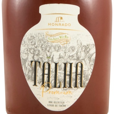 Frasco de cerâmica castanha com rótulo de ânfora branco com texto e ilustração vintage