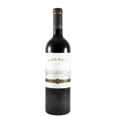 Garrafa de vinho tinto Dona Maria 2022 com rótulo branco e detalhes em preto e dourado.
