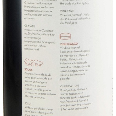 Rótulo traseiro de garrafa de vinho com texto descritivo em português e inglês