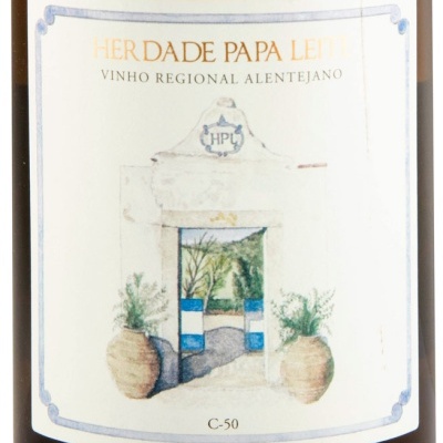 Etiqueta de vinho com ilustração de portão e vasos e texto HERDADE PAPA LEITE VINHO REGIONAL ALENTEJANO