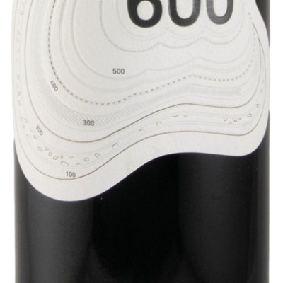 Garrafa de vinho tinto com rótulos branco e castanho com texto em português.