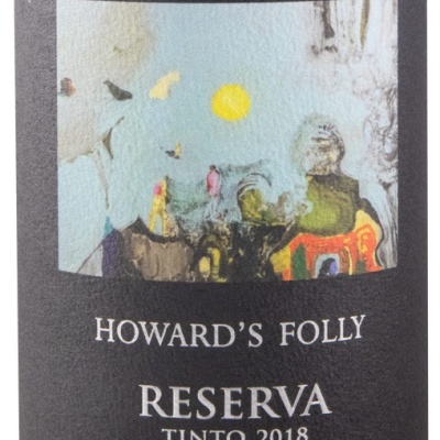 Rótulo de vinho Howards Folly Reserva Tinto 2018 com design artístico colorido.