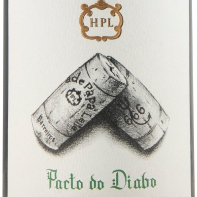 Rótulo de vinho com desenho de rolhas, logotipo HPL e texto Pacto do Diabo