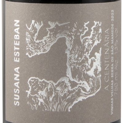 Rótulo de garrafa de vinho castanho com relevo prateado e texto em branco