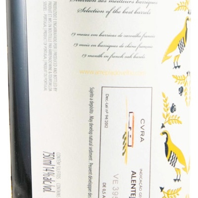 Rótulo de garrafa de vinho Arrepiado reserva 2022 com ilustrações de aves e texto em várias línguas