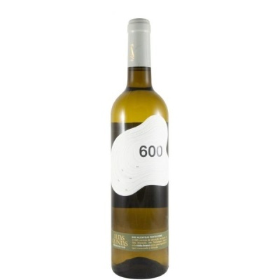 Garrafa de vinho branco com rótulo branco e padrão de linhas curvas cinzentas