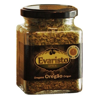 Frasco de vidro com orégão e etiqueta Evaristo