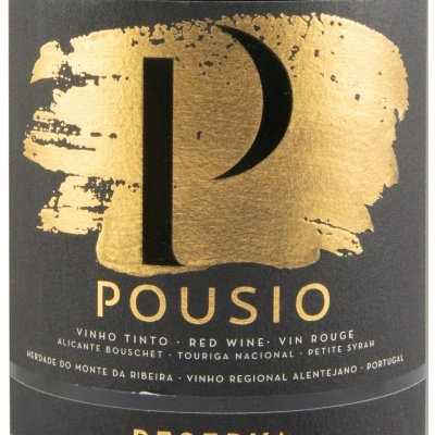 Etiqueta preta com detalhes dourados e texto de vinho tinto POUSIO