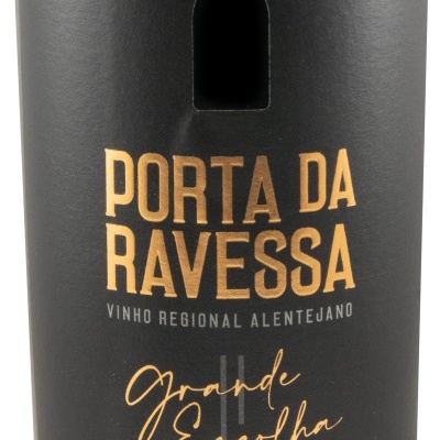 Garrafa de vinho com rótulo preto e letras douradas e brancas