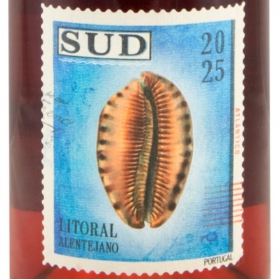 Etiqueta com concha marinha e texto relacionado ao litoral alentejano em Portugal