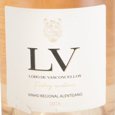 Garrafas de vinho rosé com rótulo branco e letras LV em preto