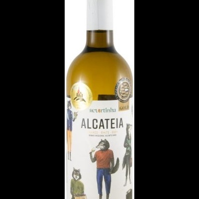 Garrafa de vinho branco com rótulo branco e ilustrações de lobos vestidos