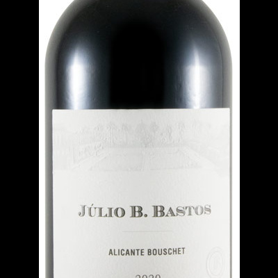 Garrafa de vinho tinto Júlio B. Bastos Alicante Bouschet 2020 com cápsula prateada e etiqueta branca