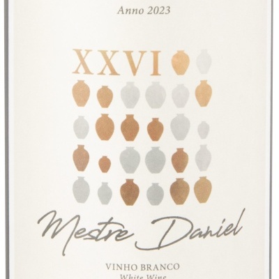 Rótulo de garrafa de vinho branco português Mestre Daniel, 2023, Vinho de Talha, ânforas como design.