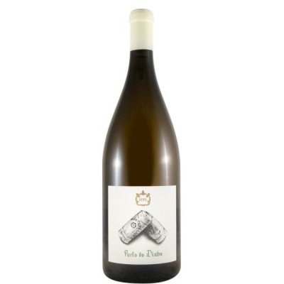 Garrafa de vinho com rótulo branco e ilustração a preto de barris