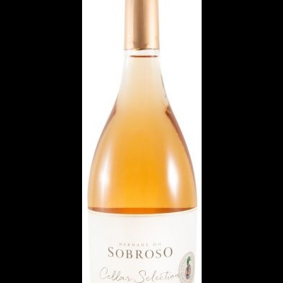 Garrafa de vinho rosé com rótulo branco e tampa dourada