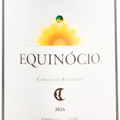 Rótulo de vinho branco com texto EQUINÓCIO e ilustração de sol e símbolo central