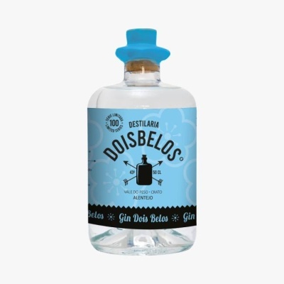 Garrafa de gin Dois Belos com rótulo azul e preto e tampa azul