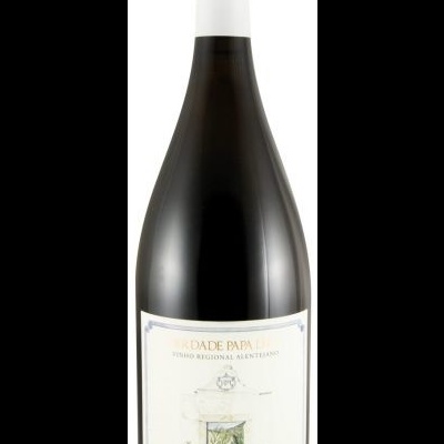 Garrafas de vinho tinto com rótulo branco e tampa branca