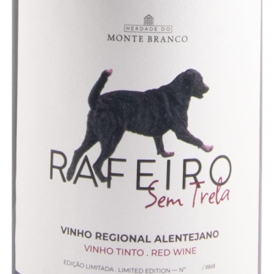 Rótulo de vinho tinto Rafeiro Sem Trela com imagem de cão preto
