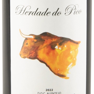 Rótulo de vinho tinto com texto Herdade do Pico, ilustração de touro e indicação 2022 D.O.C. Alentejo