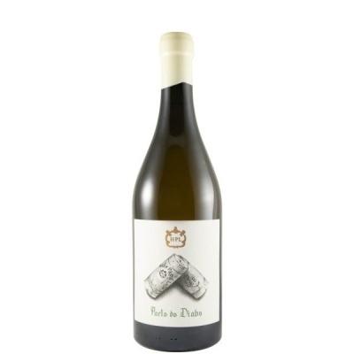 Garrafa de vinho com rótulo branco Pacto do Diabo e rolhas desenhadas