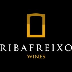 Logótipo RIBAFREIXO WINES com símbolo dourado em fundo preto