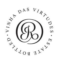 Logotipo com letras VR e texto circular Vinha das Virtudes Estate Bottled