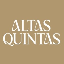 Logótipo ALTAS QUINTAS em branco sobre fundo castanho