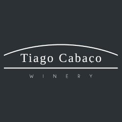 Logótipo Tiago Cabaço WINERY em fundo cinzento-escuro