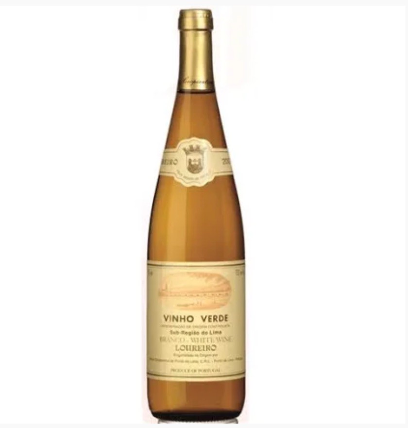 Garrafa de vinho branco Vinho Verde com rótulo creme e dourado típica
