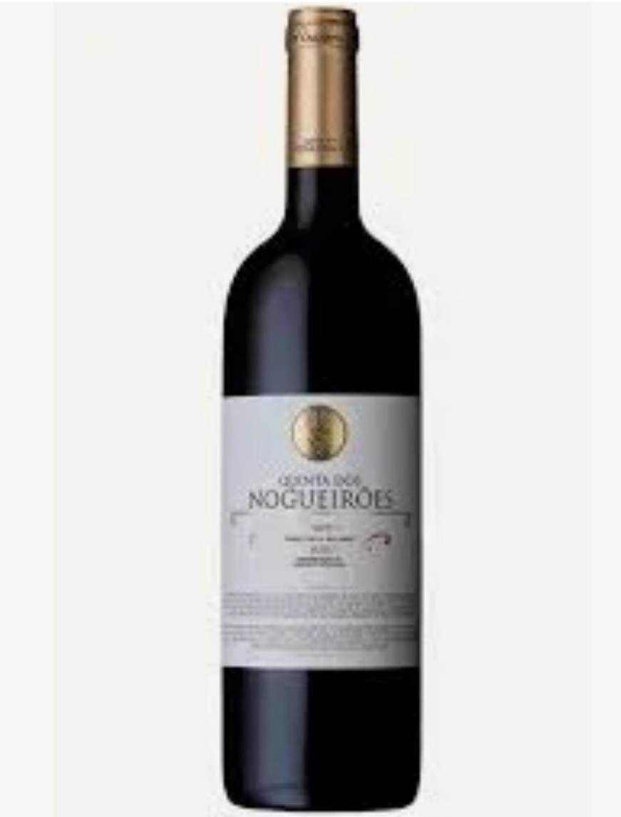 Garrafa de vinho tinto Quinta dos Nogueirões com rótulo branco e cápsula dourada