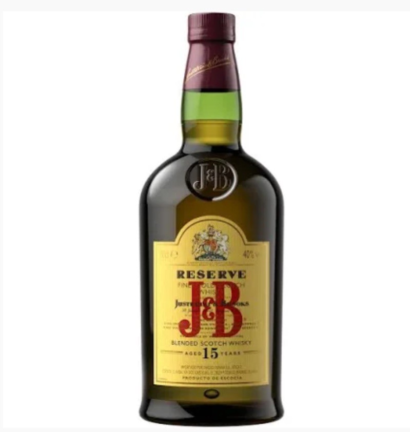 Garrafa de whisky J&B Reserve com rótulo amarelo e texto em vermelho e preto