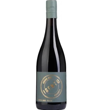Garrafa de vinho tinto com rótulo azul claro e texto dourado