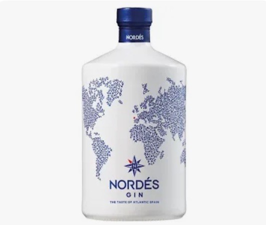 Garrafa branca de gin Nordés com mapa-múndi azul e tampa azul