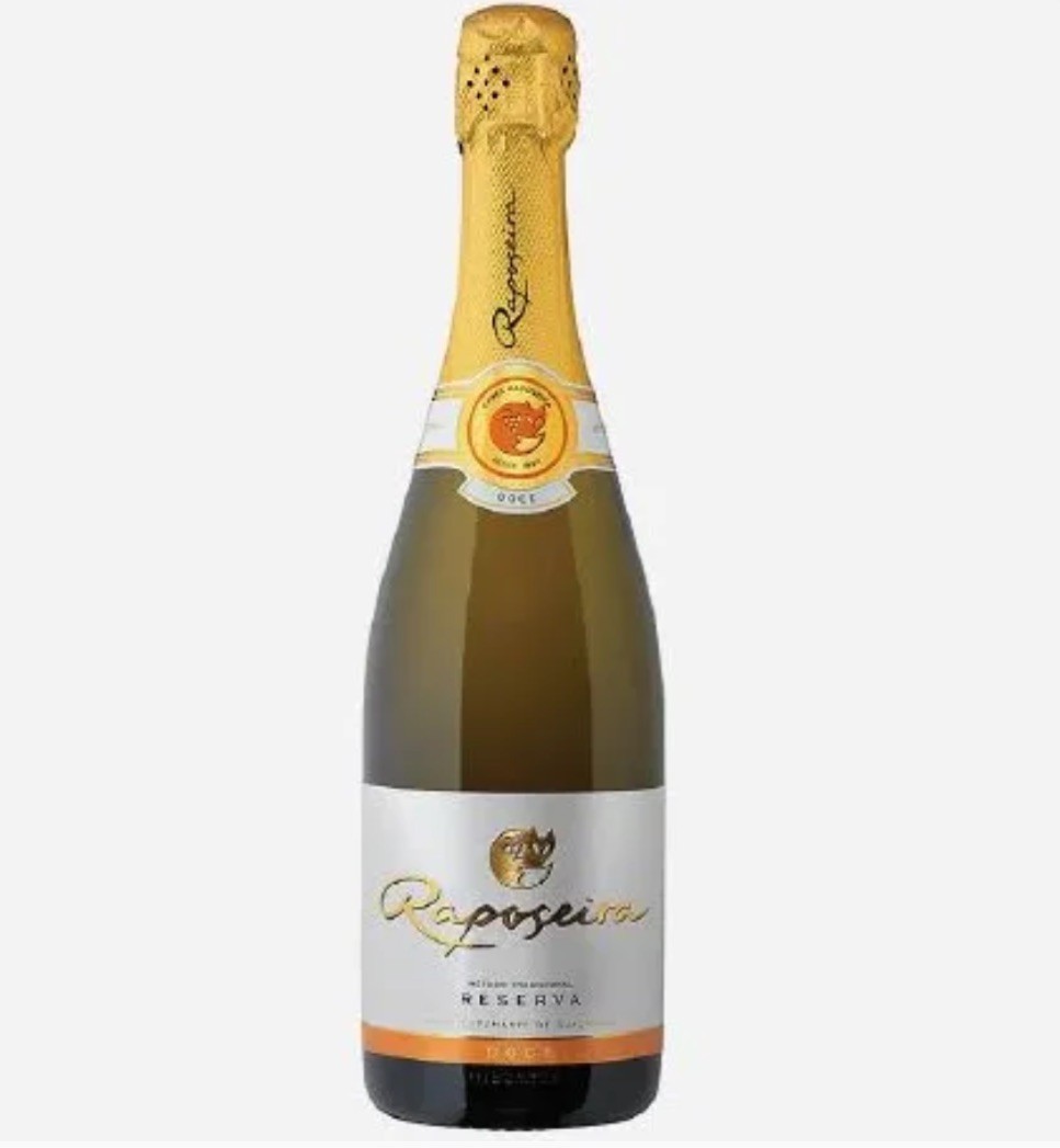Garrafa de espumante Raposeira Reserva com rótulo branco e detalhes dourados e laranja.