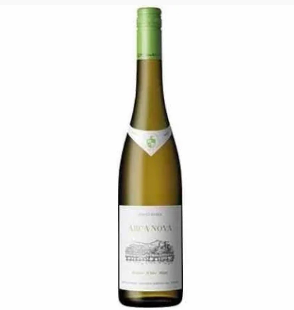 Garrafa de vinho branco Aricanova com rótulo branco e rolha verde