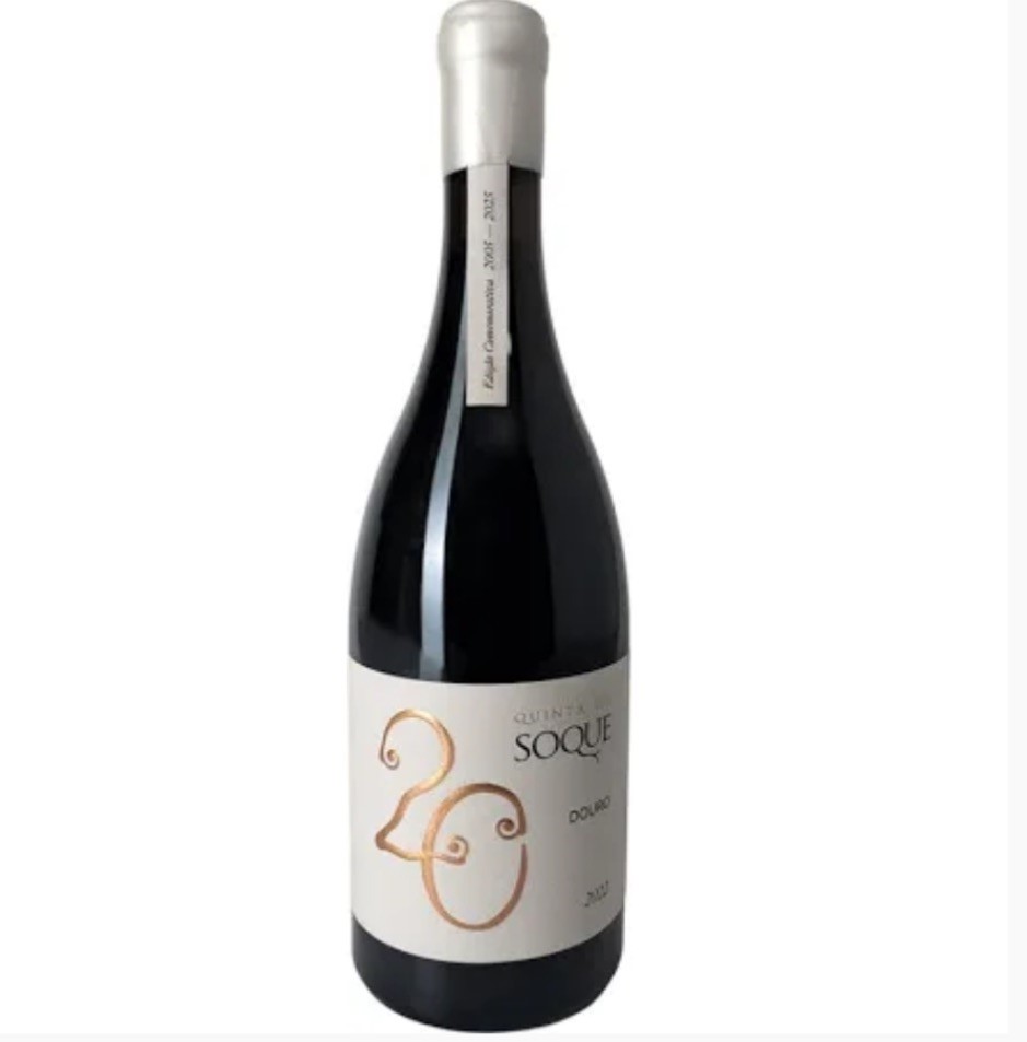 Garrafa de vinho tinto Quinta Soque Douro 2022 com rótulo branco e detalhes dourados