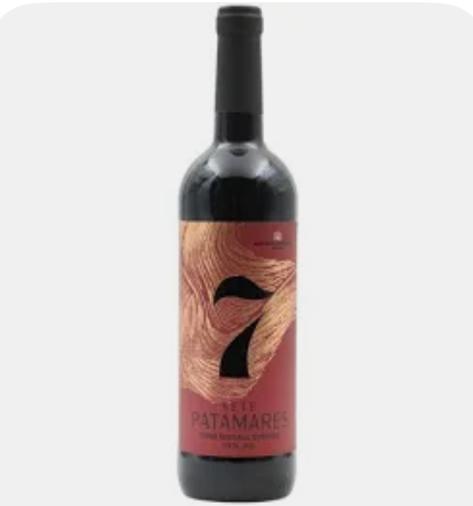 Garrafa de vinho com rótulo vermelho 7 SETE PATAMARES e tampa preta