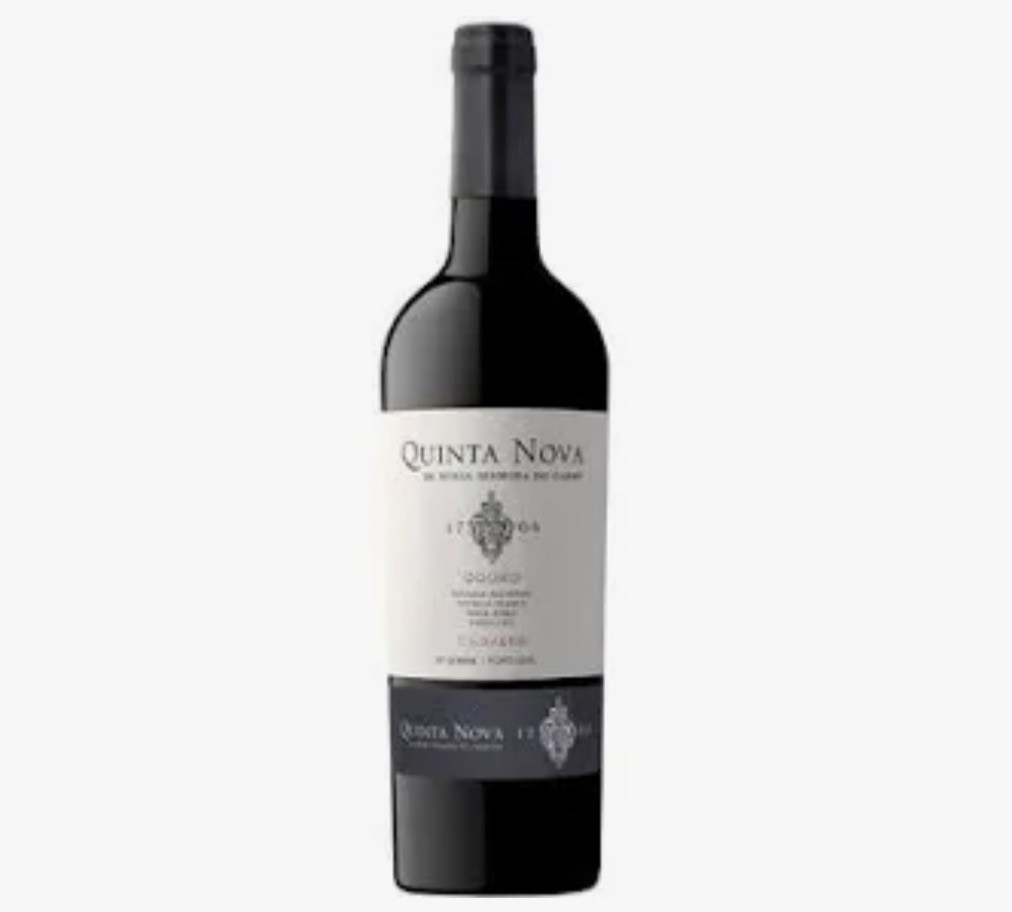 Garrafa de vinho tinto com rótulo branco e preto da Quinta Nova