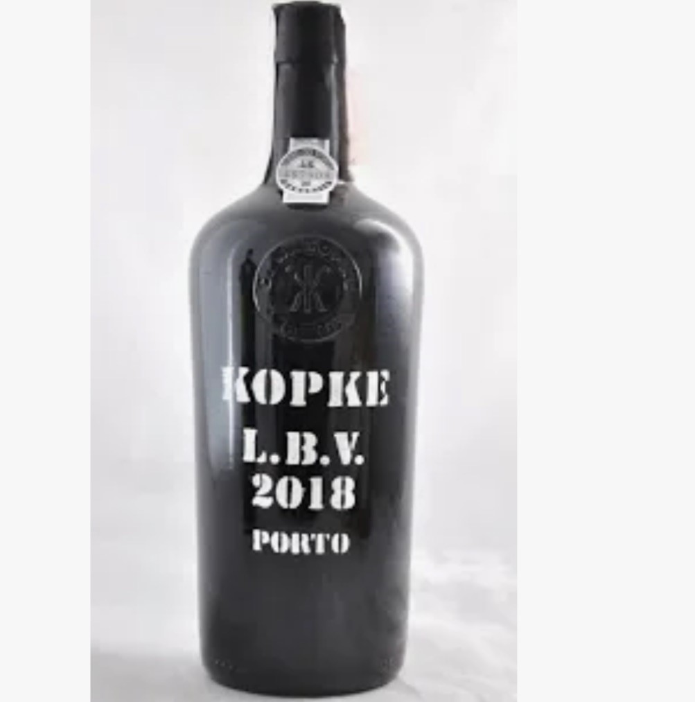 Garrafa de vinho do Porto preto com texto branco KOPKE L.B.V. 2018 PORTO