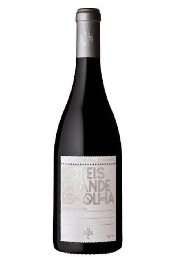 Garrafa de vinho tinto com rótulo branco e tampa prateada