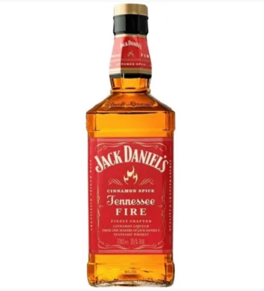 Garrafa de Jack Daniel's Tennessee Fire com rótulo vermelho e líquido âmbar.