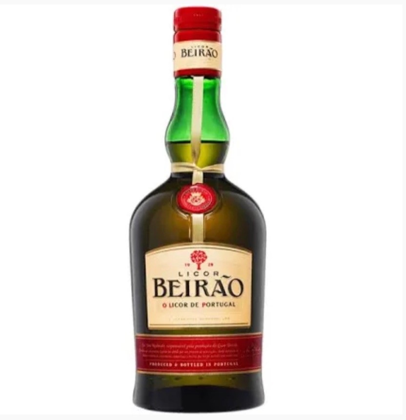 Garrafa de licor Licor Beirão com rótulo branco e vermelho e tampa vermelha