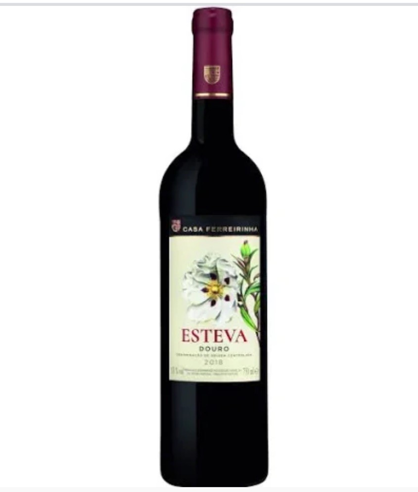 Garrafa de vinho tinto Esteva Douro 2018 com rótulo branco e flor
