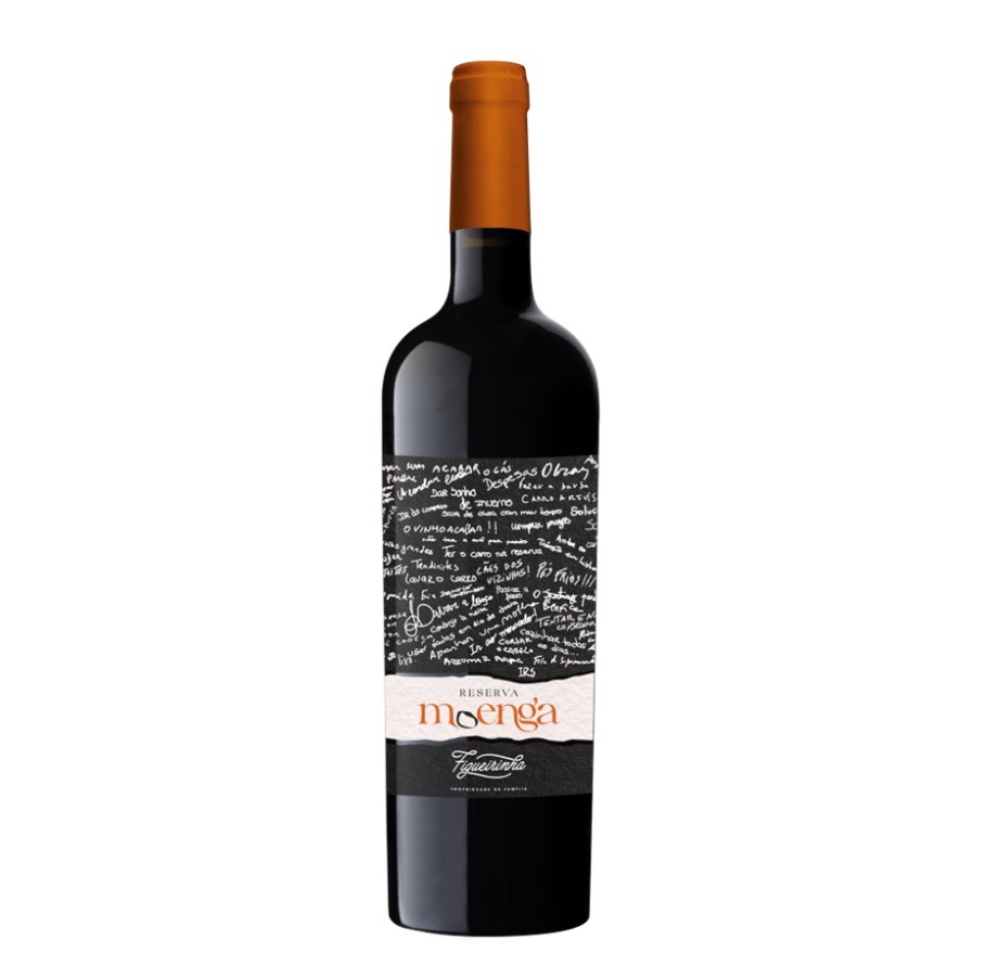 Garrafa de vinho tinto Reserva Morenã com rótulo preto e branco e rolha laranja